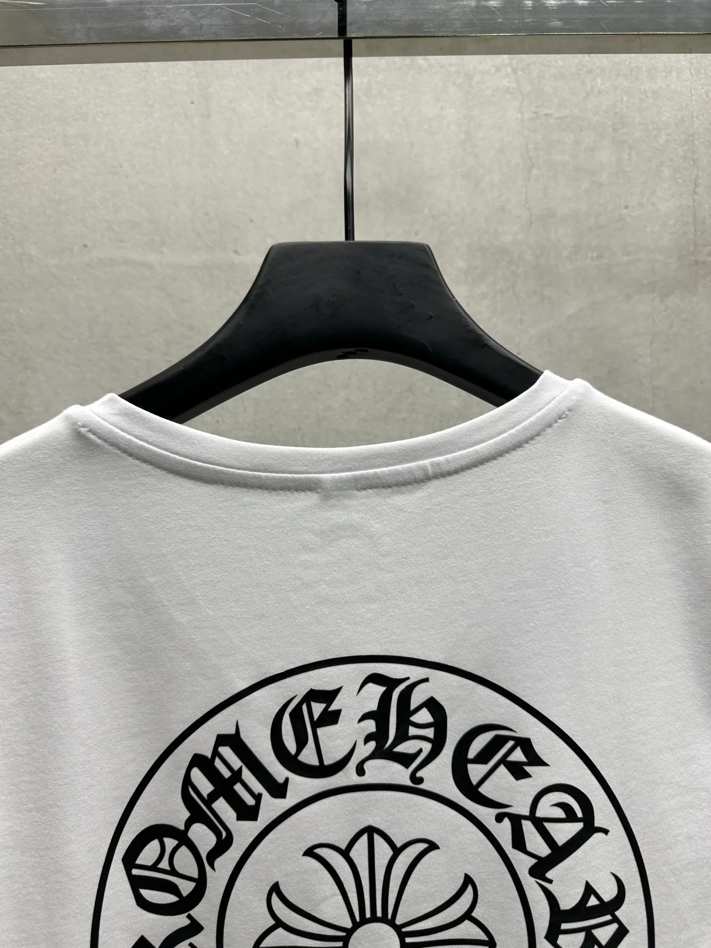 P126 #068 CHROME HEARTS 25SS women's T-shirt. Made of 220G original consistent fabric. V-neck women's waist style. The whole body is made of imported digital direct printing. Color: Black White Size: S M L